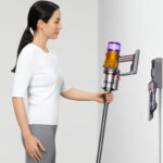 Dyson-V12-Slim-Absolute_drzak-na-stenu-1